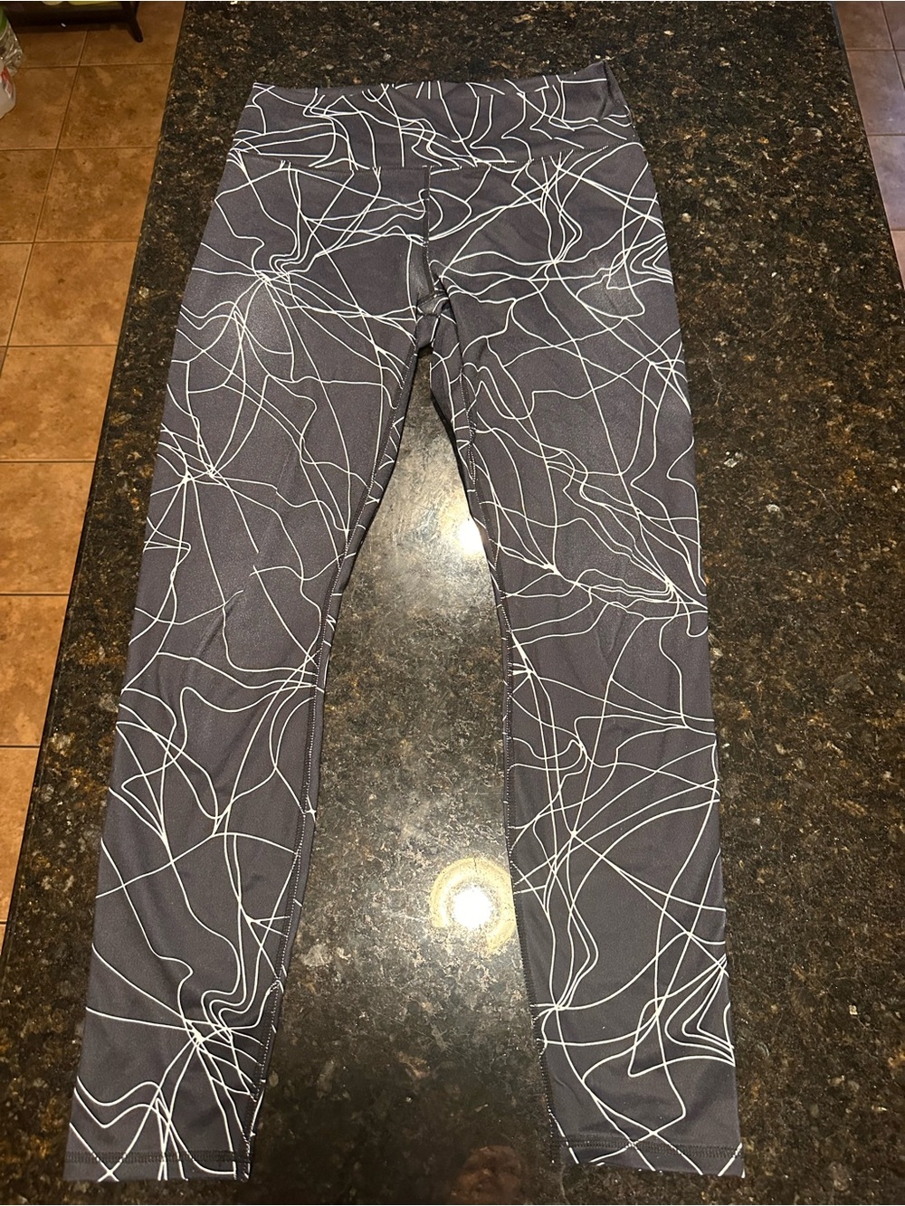 High-Rise Gray Leggings with White Abstract Line Print